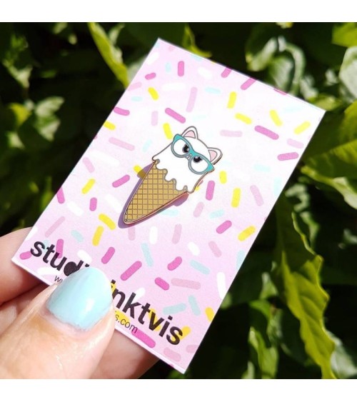 Spilla Smaltata - Gatto con bicchiere gelato Studio Inktvis spiritose spille colorate particolari eleganti donna da giacca uomo