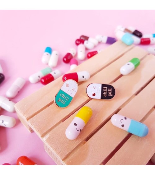 Chill Pill Enamel Pin - Mint and Glitter Studio Inktvis broches and pins hat pin badges collectible