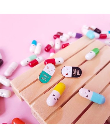 Chill Pill Enamel Pin - Mint and Glitter Studio Inktvis broches and pins hat pin badges collectible