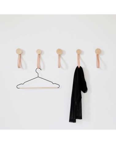 Kleiderhaken aus Holz mit Lederriemen 5mm Paper Garderoben und Kleiderhaken design Schweiz Original