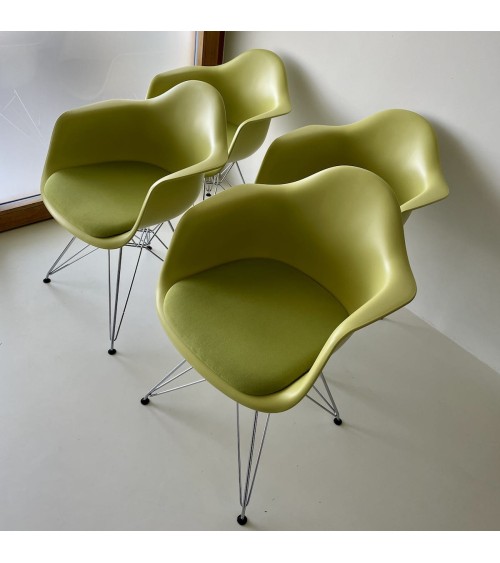 Eames Plastic Armchair DAR - VITRA - Second Hand kitatori switzerland vintage furniture design classics