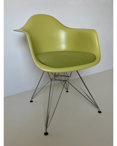 Eames Plastic Armchair DAR - VITRA - Second Hand kitatori switzerland vintage furniture design classics