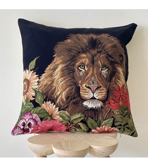 Lion et fleurs - Housse de coussin Yapatkwa pour canapé decoratif salon chaise deco