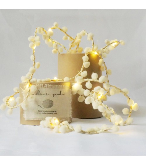 Pompons Blanc doux - Guirlande lumineuse à pile Melanie Porter deco chambre intérieur murale salon lumineux