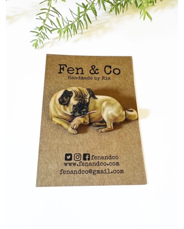 Fawn Pug - Wooden brooch Fen & Co broches and pins hat pin badges collectible