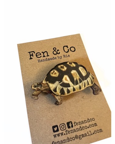 Turtle - Wooden brooch Fen & Co broches and pins hat pin badges collectible