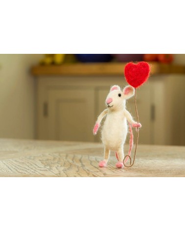 Kenza mit ihrem Luftballon in Herz-Form - Deko-Objekt Sew Heart Felt schöne deko schweiz kaufen