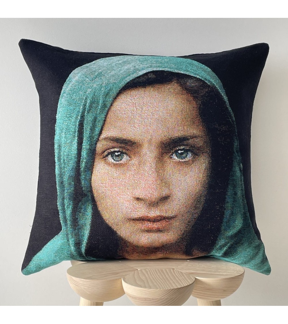 Ragazza con scialle verde di Steve McCurry - Copricuscino Yapatkwa cuscini decorativi per divano deco di lusso originale