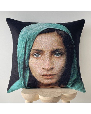 Mädchen mit grünem Schal von Steve McCurry - Kissenbezug Yapatkwa zierkissen sofa deko kissen kaufen dekokissen sofakissen