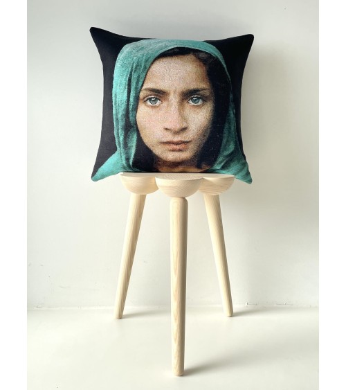 Fille avec châle vert de Steve McCurry - Housse de coussin Yapatkwa pour canapé decoratif salon chaise deco