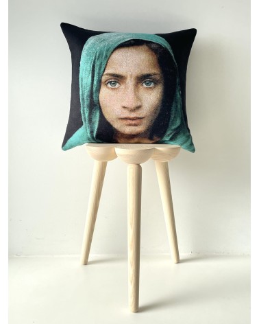 Ragazza con scialle verde di Steve McCurry - Copricuscino Yapatkwa cuscini decorativi per divano deco di lusso originale