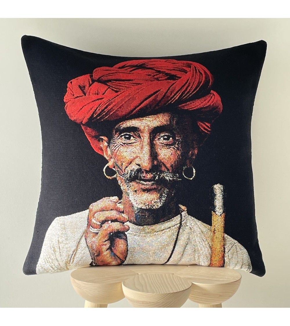 Rabari Shepherd di Steve McCurry - Copricuscino Yapatkwa cuscini decorativi per divano deco di lusso originale