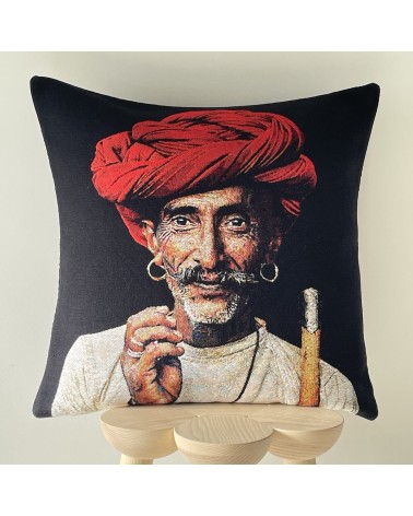 Rabari Shepherd di Steve McCurry - Copricuscino Yapatkwa cuscini decorativi per divano deco di lusso originale