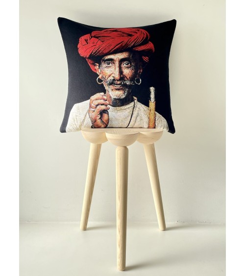 Rabari Shepherd de Steve McCurry - Housse de coussin Yapatkwa coussins décoratifs pour canapé salon deco original suisse