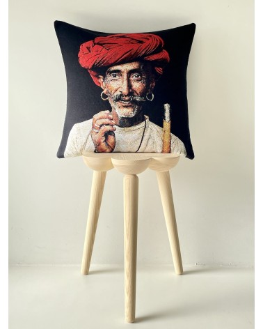 Rabari Shepherd di Steve McCurry - Copricuscino Yapatkwa cuscini decorativi per divano deco di lusso originale