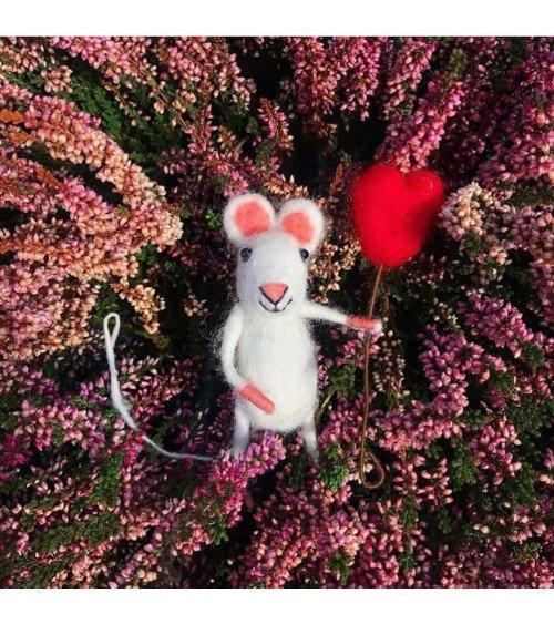Kenza con il suo palloncino a forma di cuore - Oggetto decorativo Sew Heart Felt particolari kitatori svizzera