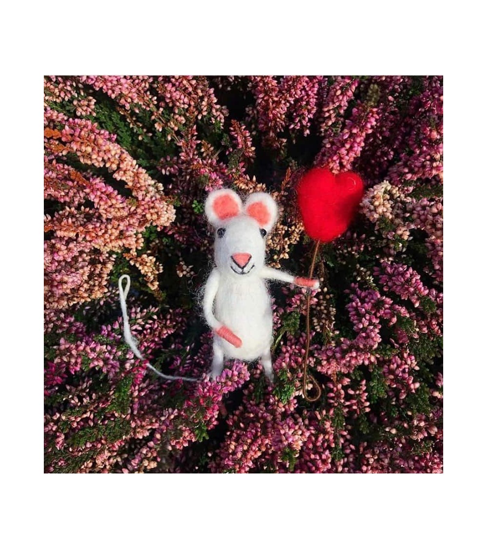 Kenza mit ihrem Luftballon in Herz-Form - Deko-Objekt Sew Heart Felt schöne deko schweiz kaufen
