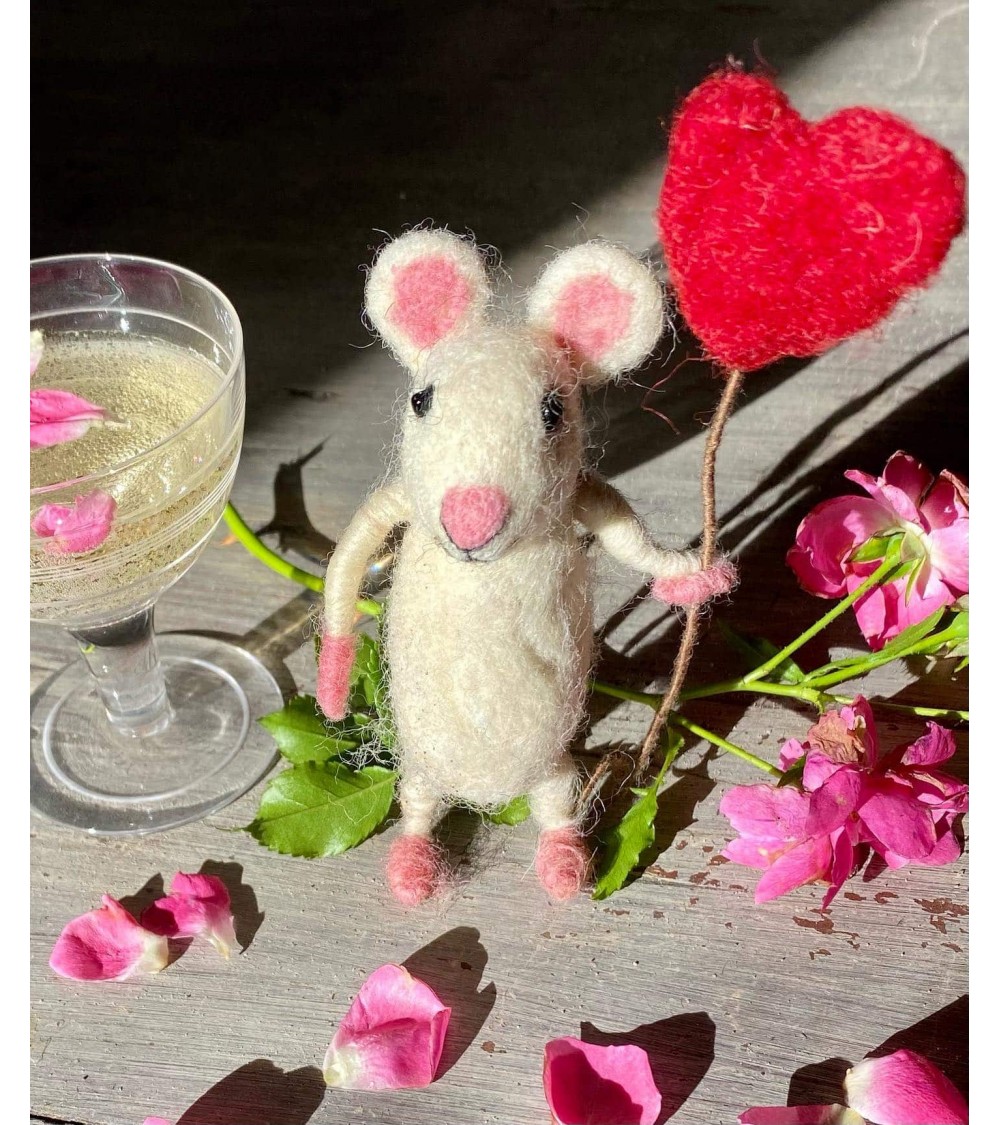 Kenza mit ihrem Luftballon in Herz-Form - Deko-Objekt Sew Heart Felt schöne deko schweiz kaufen