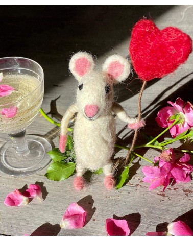 Kenza con il suo palloncino a forma di cuore - Oggetto decorativo Sew Heart Felt particolari kitatori svizzera