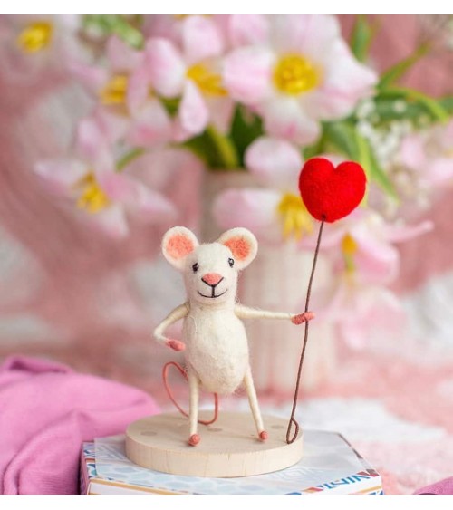 Kenza mit ihrem Luftballon in Herz-Form - Deko-Objekt Sew Heart Felt schöne deko schweiz kaufen