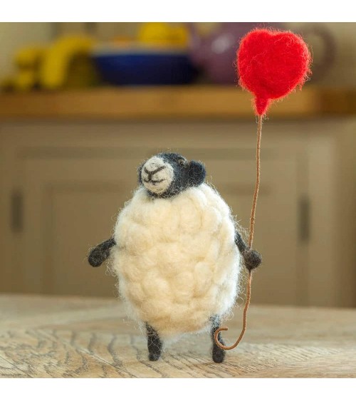 Sheply with her heart-shaped balloon - Decorative object Sew Heart Felt original kitatori switzerland