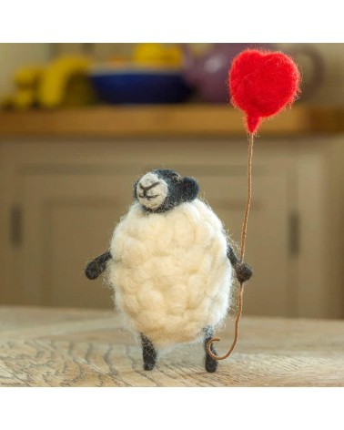 Sheply with her heart-shaped balloon - Decorative object Sew Heart Felt original kitatori switzerland