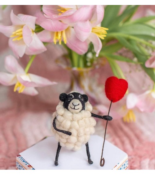 Sheply mit ihrem Luftballon in Herz-Form - Deko-Objekt Sew Heart Felt schöne deko schweiz kaufen