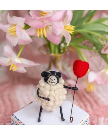 Sheply with her heart-shaped balloon - Decorative object Sew Heart Felt original kitatori switzerland