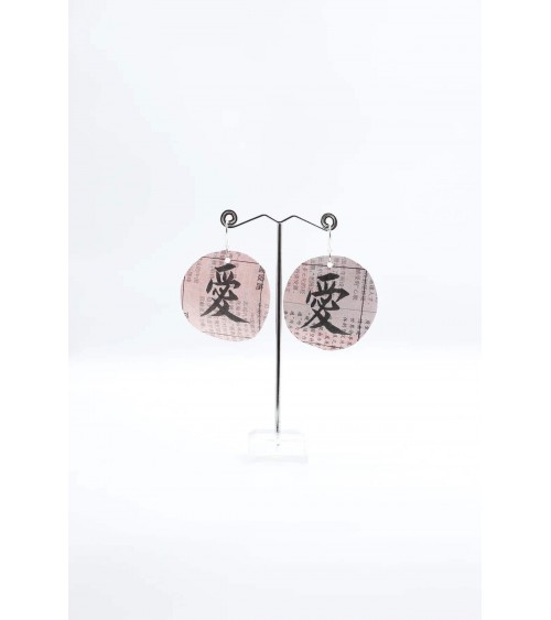 Amour - Boucles d'oreilles pendantes calligraphiées à la main Jianhui London fantaisie original femme suisse