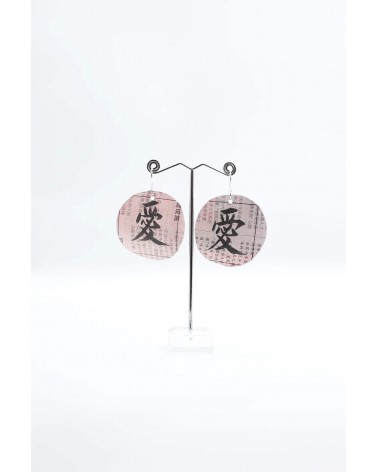 Amour - Boucles d'oreilles pendantes calligraphiées à la main Jianhui London fantaisie original femme suisse