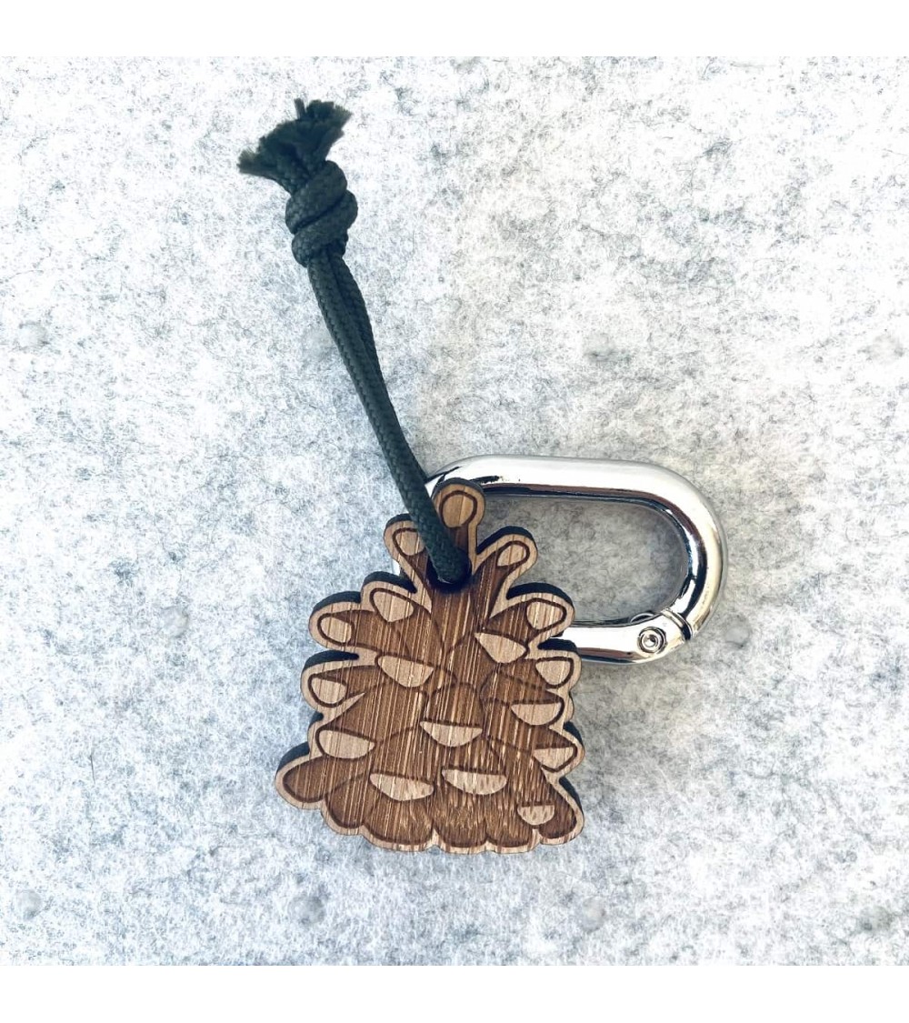 Pine cone - Wooden key ring, key chain Les Petites Hirondelles original gift idea switzerland