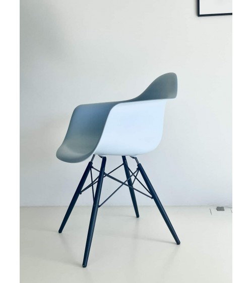 Eames Plastic Armchair DAW - VITRA - Second Hand kitatori switzerland vintage furniture design classics