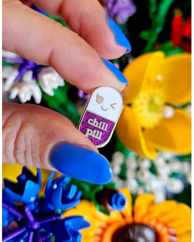 Chill Pill Enamel Pin - Purple Glitter Studio Inktvis broches and pins hat pin badges collectible
