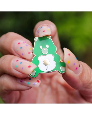 Pin's Ours en peluche vert porte bonheur Studio Inktvis pins rare métal originaux bijoux suisse