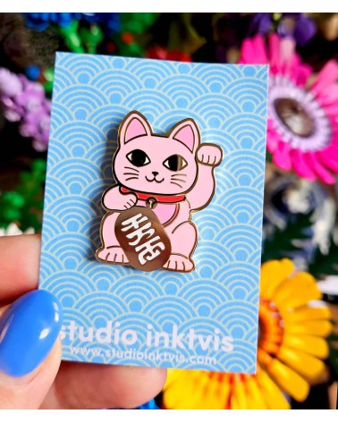 Maneki Neko Rose - Pin's chat porte bonheur Studio Inktvis pins rare métal originaux bijoux suisse