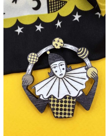 Zirkus Jongleur, Pierrot - Holzbrosche, Brosche aus Holz Su Owen Anstecknadel Ansteckpins pins anstecknadeln kaufen