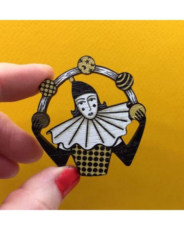 Zirkus Jongleur, Pierrot - Holzbrosche, Brosche aus Holz Su Owen Anstecknadel Ansteckpins pins anstecknadeln kaufen