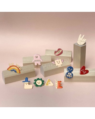 Pin Anstecker Hug x Suzy Ultman - Anstecknadel vergoldet Titlee Anstecknadel Ansteckpins pins anstecknadeln kaufen