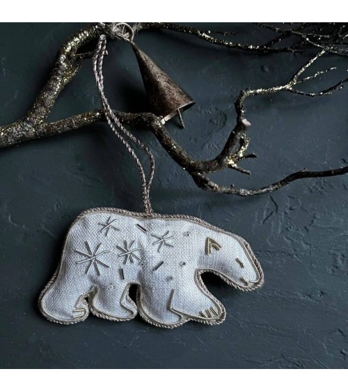 Peter, der Eisbär – Weihnachtsdeko aus besticktem Leinen Katie Larmour Linen Weihnachtsdekoration kaufen Weihnachtsbaum Deko ...