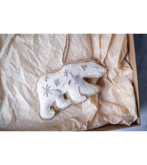 Peter, der Eisbär – Weihnachtsdeko aus besticktem Leinen Katie Larmour Linen Weihnachtsdekoration kaufen Weihnachtsbaum Deko ...