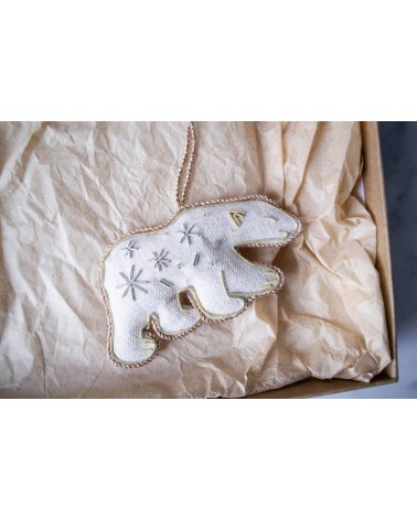 Peter, der Eisbär – Weihnachtsdeko aus besticktem Leinen Katie Larmour Linen Weihnachtsdekoration kaufen Weihnachtsbaum Deko ...