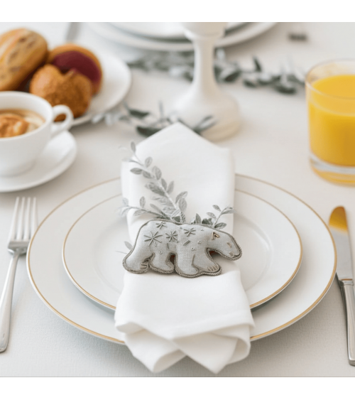 Peter, der Eisbär – Weihnachtsdeko aus besticktem Leinen Katie Larmour Linen Weihnachtsdekoration kaufen Weihnachtsbaum Deko ...