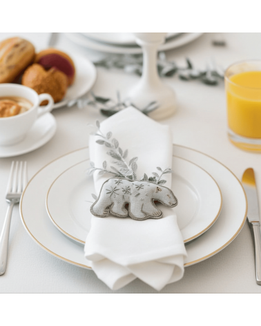 Peter, der Eisbär – Weihnachtsdeko aus besticktem Leinen Katie Larmour Linen Weihnachtsdekoration kaufen Weihnachtsbaum Deko ...