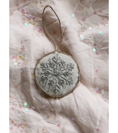 Nussknacker-Schneeflocke – Weihnachtsdeko aus besticktem Leinen Katie Larmour Linen Weihnachtsdekoration kaufen Weihnachtsbau...