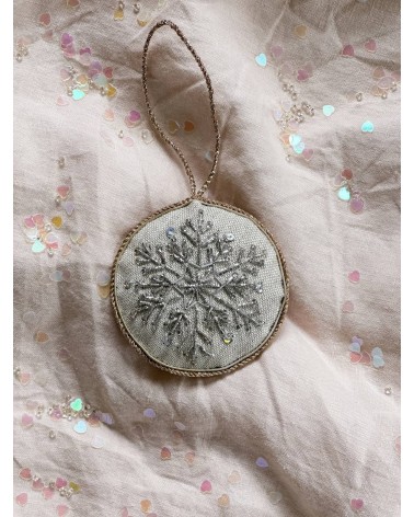Nussknacker-Schneeflocke – Weihnachtsdeko aus besticktem Leinen Katie Larmour Linen Weihnachtsdekoration kaufen Weihnachtsbau...