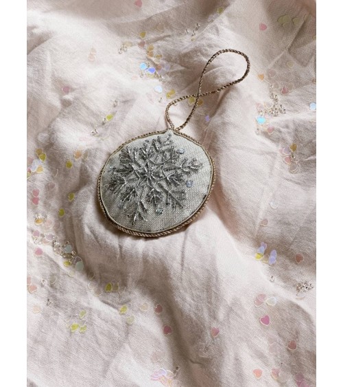 Nussknacker-Schneeflocke – Weihnachtsdeko aus besticktem Leinen Katie Larmour Linen Weihnachtsdekoration kaufen Weihnachtsbau...