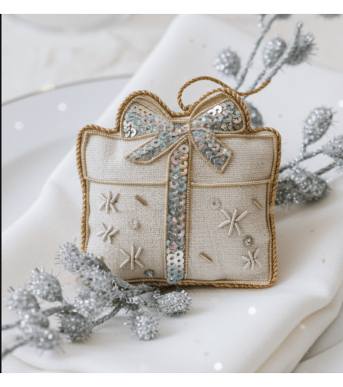 Geschenk – Weihnachtsdeko aus besticktem Leinen Katie Larmour Linen Weihnachtsdekoration kaufen Weihnachtsbaum Deko Ideen 202...