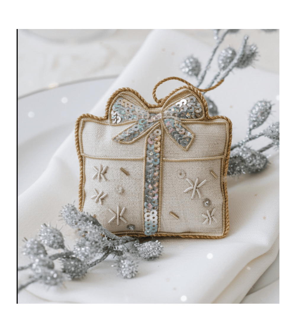 Geschenk – Weihnachtsdeko aus besticktem Leinen Katie Larmour Linen Weihnachtsdekoration kaufen Weihnachtsbaum Deko Ideen 202...