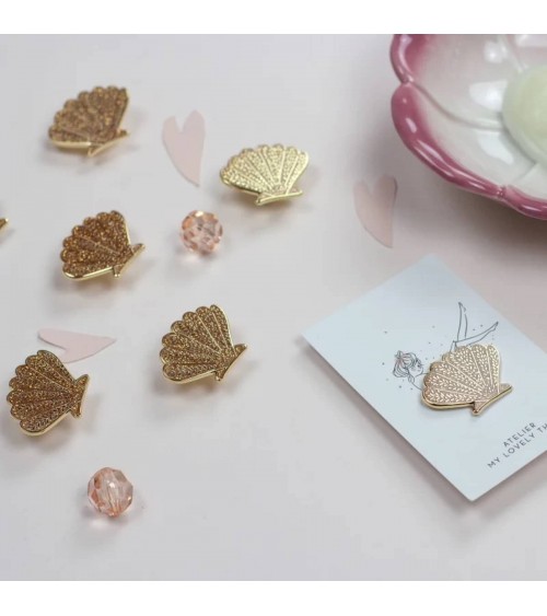 Conchiglia - Spilla dorata glitterata My Lovely Thing spiritose spille colorate particolari eleganti donna da giacca uomo