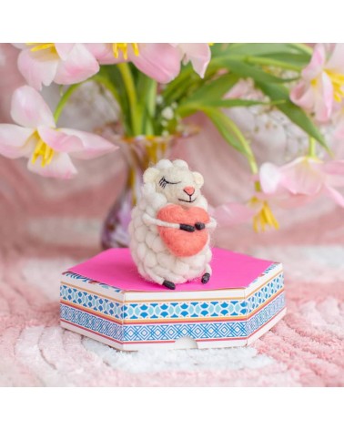 Loving Lottie Sheep - Mouton en feutre - Objet déco Sew Heart Felt original kitatori suisse
